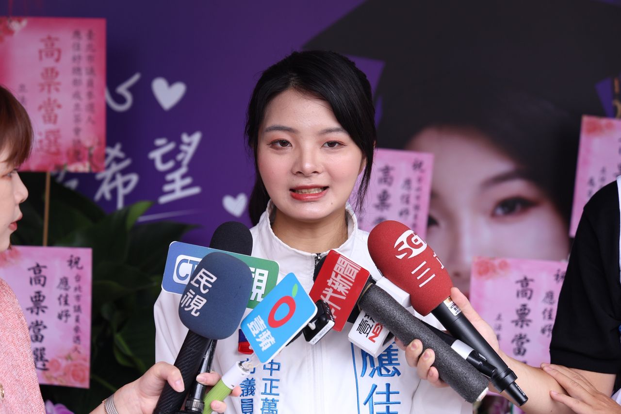 應佳妤「代母出征戰議員」競總今成立 韓國瑜送花籃祝「高票當選」
