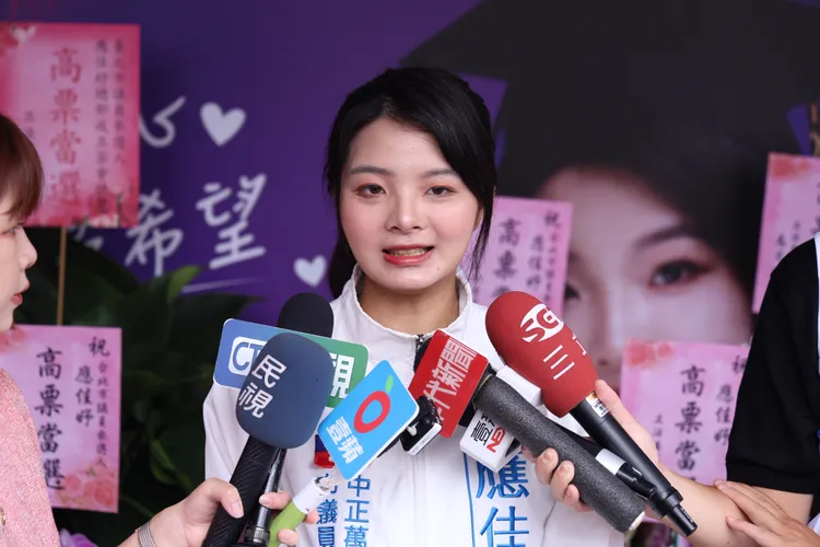 應曉薇大女兒應佳妤以無黨籍「代母出征」接棒參選中正、萬華區的市議員，今天於南海路舉行總部成立茶會。莊宗達攝