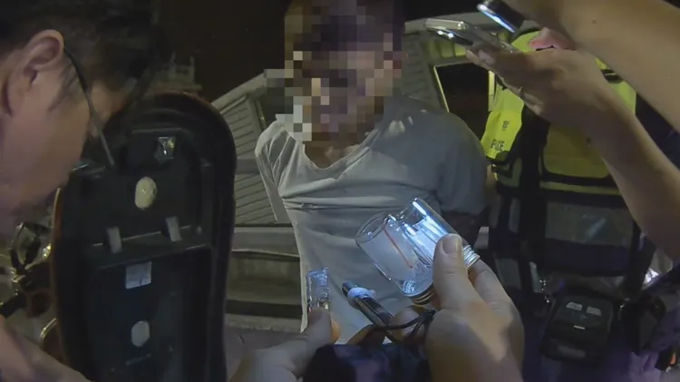警方在陳男所騎機車車廂內查獲依托咪酯粉末等違禁品。翻攝畫面