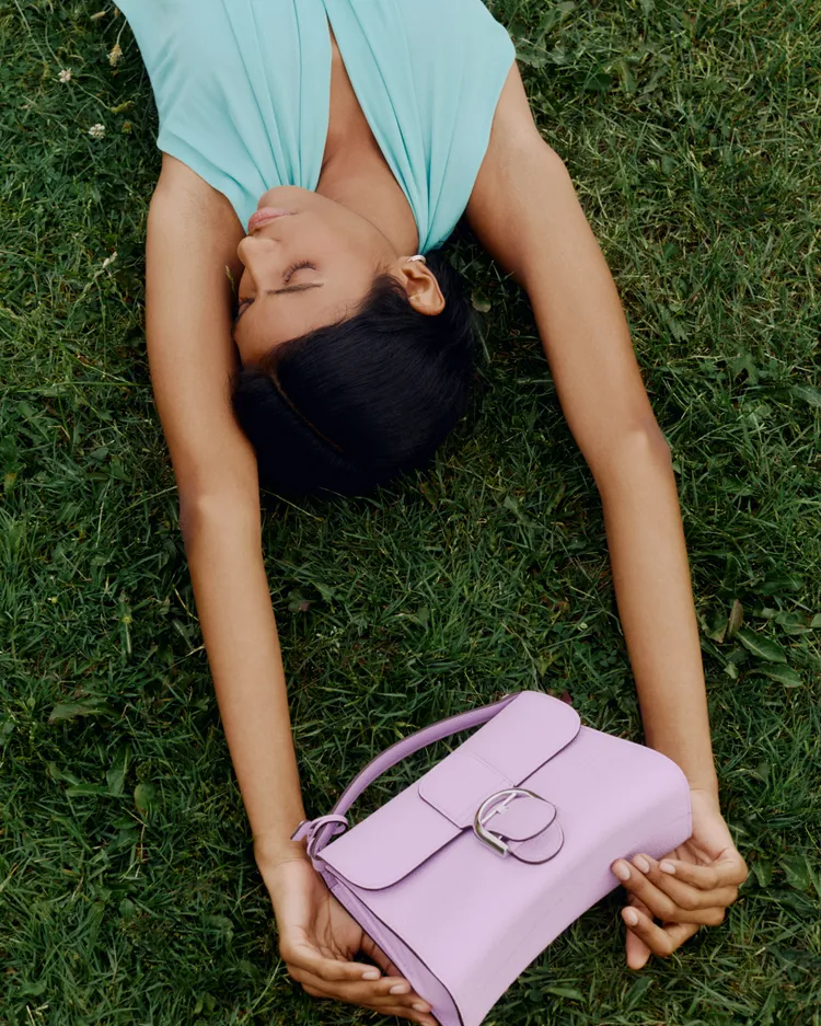 Delvaux Brillant Tempo S手袋披上夢幻棉花糖紫。品牌提供
