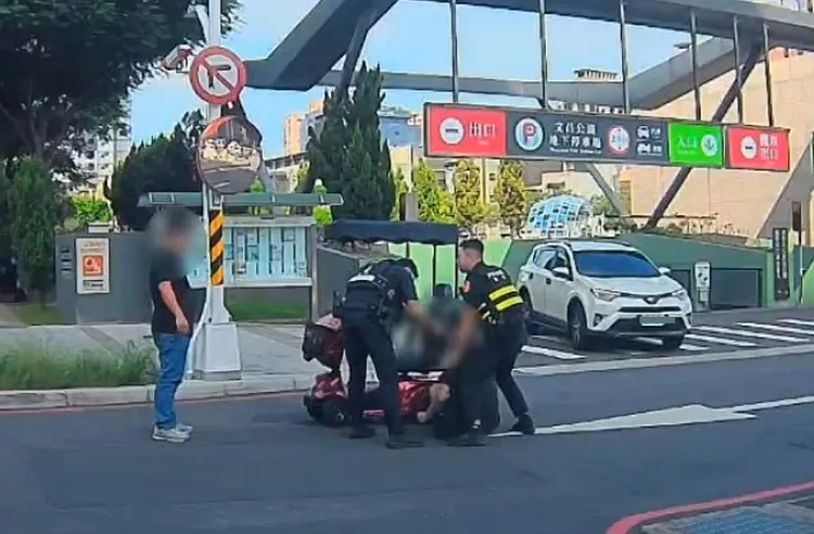警員趨前關切。翻攝畫面