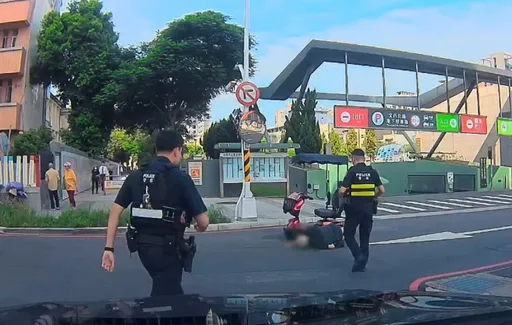 8旬翁騎電動代步車暴衝摔倒　桃警連人帶車護送平安返家