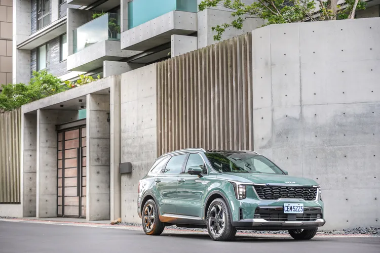 Sorento搭載1.6L Turbo-Hybrid渦輪油電動力系統，提供6人或7人座配置，入主享首年低月付8,888元購車方案。業者提供