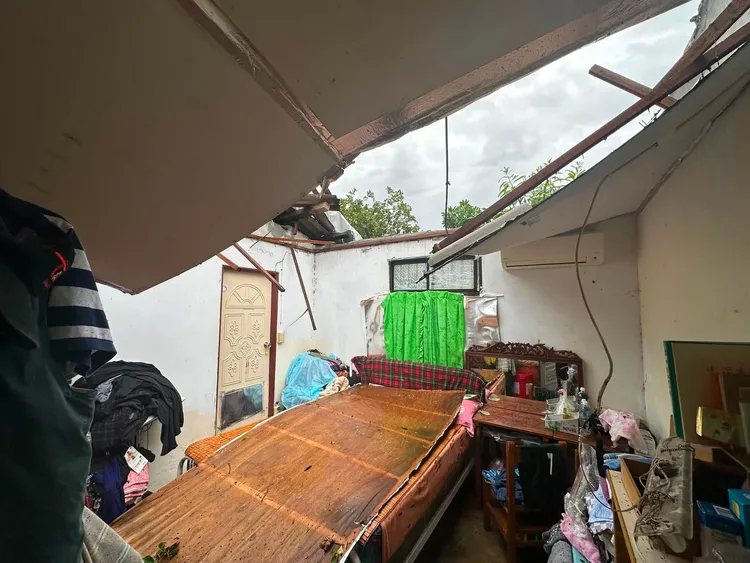 淡水一戶民宅屋頂遭吹走。翻攝畫面