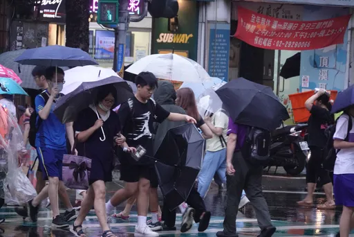 白海豚週末逼近！北部恐連下兩天大雨　發布海警機率高