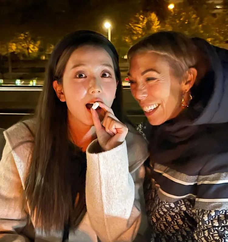 Jisoo（左）和Mathilde Favier情同母女。翻攝IG