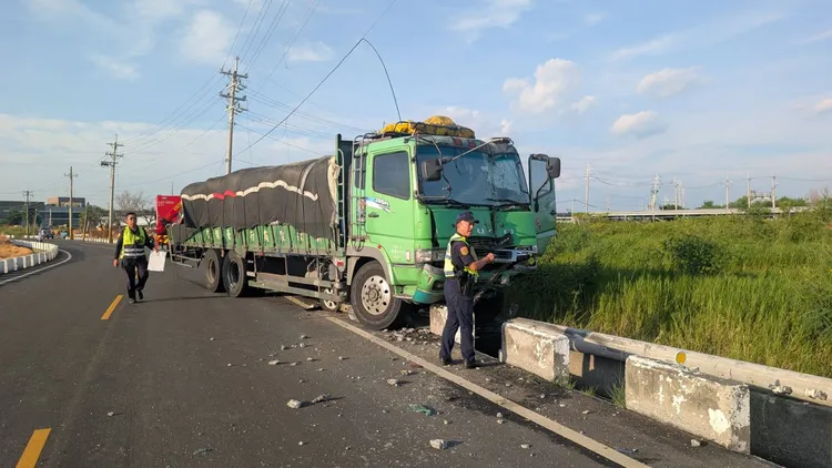 大貨車撞自小客，造成自小客駕駛傷重不治。翻攝畫面