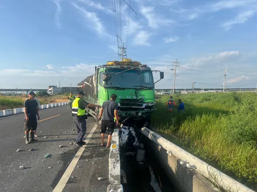 學甲大貨車衝對向車道！自小客駕駛被撞當場不治　竟是毒駕又疲勞駕駛