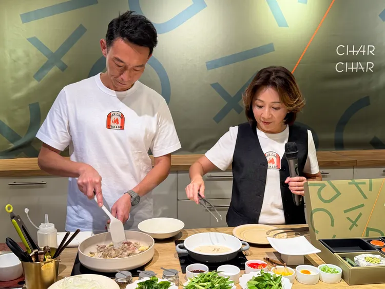 麻葉餐飲集團今（5日）舉辦新品分享會，主廚及創辦人現場示範料理。莊偉祺攝