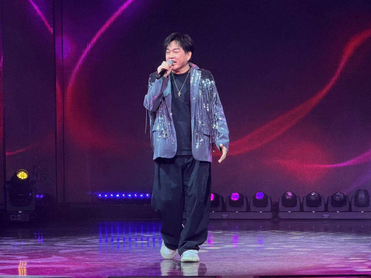 康康逼小18歲嫩妻到陽台唱歌 還怕鄰居誤會是「家暴」