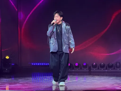 康康逼小18歲嫩妻到陽台　還怕鄰居誤會是「家暴」