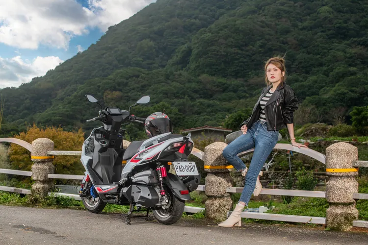 TIG DCLine標配BOSCH ABS防鎖死煞車系統及雙模式TCS循跡防滑系統，兼顧運動騎乘與日常行車安全。業者提供