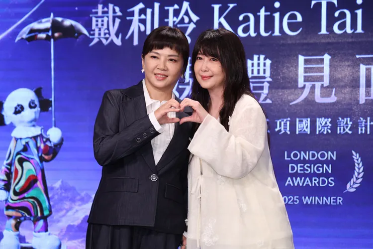 孟庭葦（右）「35周年巡迴演唱會」獲國際設計獎肯定，今與演唱會製作人戴利玲一同出席記者會。莊宗達攝