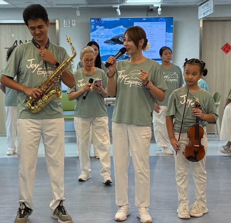 李沛綾兒子從9歲開始陪伴她公益演出至今已10年，女兒也接棒加入。民視提供