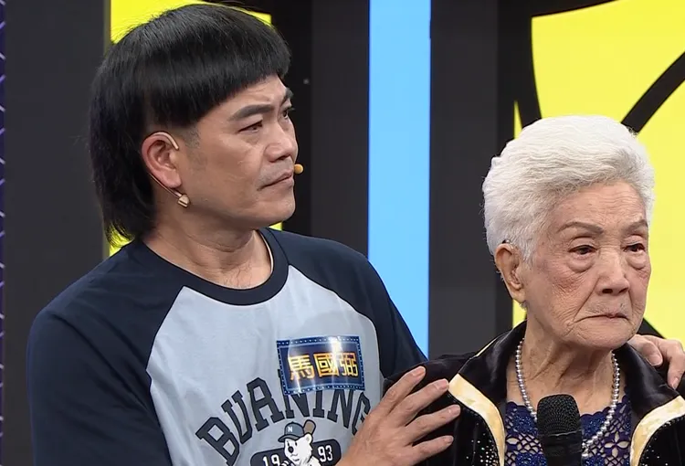馬國弼(左)帶高齡93歲勇健阿媽表演十六蹲。公視台語台提供