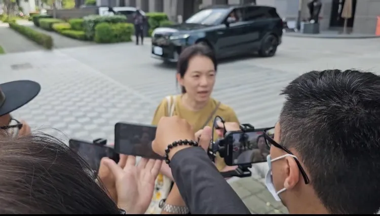陳幸妤已經習慣媒體包圍詢問，她說「歡迎許女先生提告」，她也想釐清真相。翻攝照片