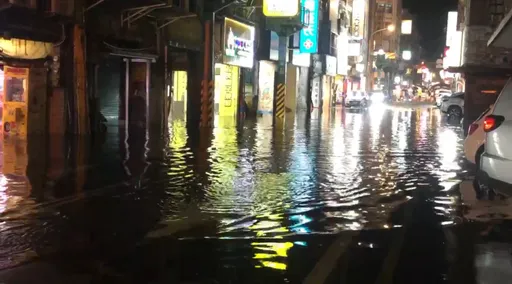 颱風還沒來先淹水！愛四路海水倒灌　基隆廟口慘變河道  