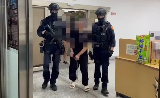 毒品黑吃黑爆槍響！亡命藥頭換3車狂逃躲農舍　警桃園攻堅逮4人