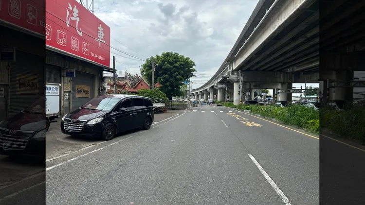 李女撞擊當下驚魂甫定，往前開了一小段路才停下，民眾提供