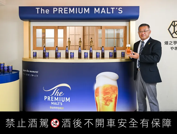 日本啤酒大師大野浩舉杯示範神泡，說明從釀造到倒酒的品質堅持。三得利提供