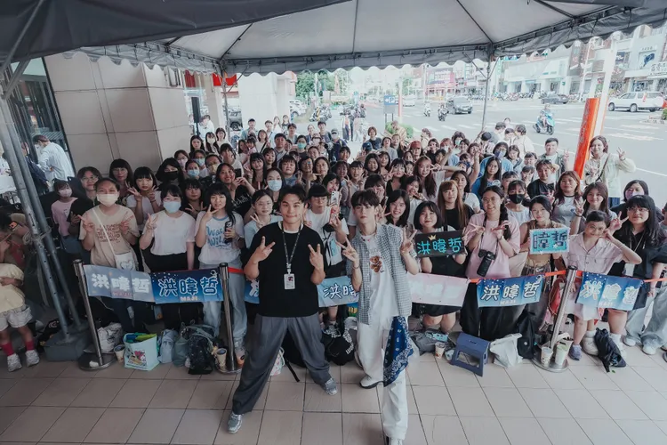 洪暐哲（右）嘉義宣傳新歌，嘉義市政府文化局局長謝育哲現身力挺。年代娛樂提供