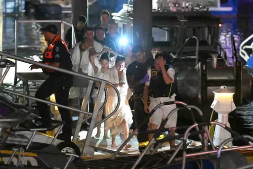 自由女神像旁驚傳翻船！5月嬰與母溺斃　14人落水「疑超載」