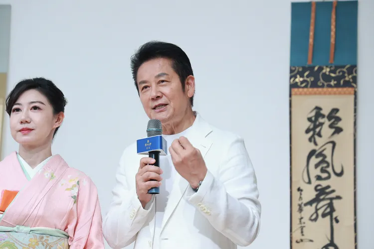 徐乃麟（右）笑談大兒子徐新洋睡公園後續。攝影中心攝