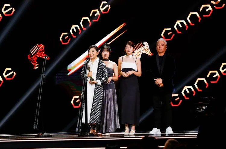 馬兆駿妹妹馬毓芬（左起）去年與馬兆駿2位千金代表領獎。台視提供