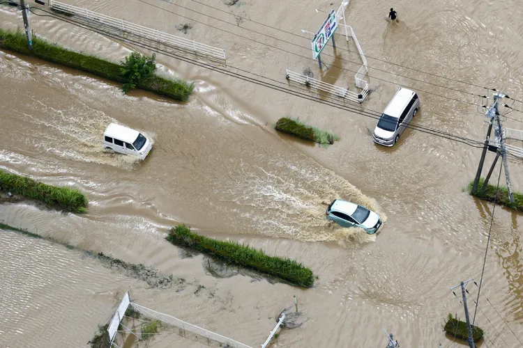 2輛日本「神車」在積水中破浪前行。美聯社