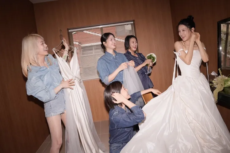 SPICA成員陪楊知元（右）拍婚紗照。翻攝楊知元IG