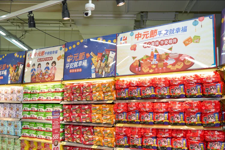 即日起至9月1日推出百件普渡商品買1送1等優惠。萬家福提供