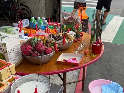 便當店驚見普渡雞腿！網曝：好兄弟吃過、有紅紅一個洞　店家僅賠2便當