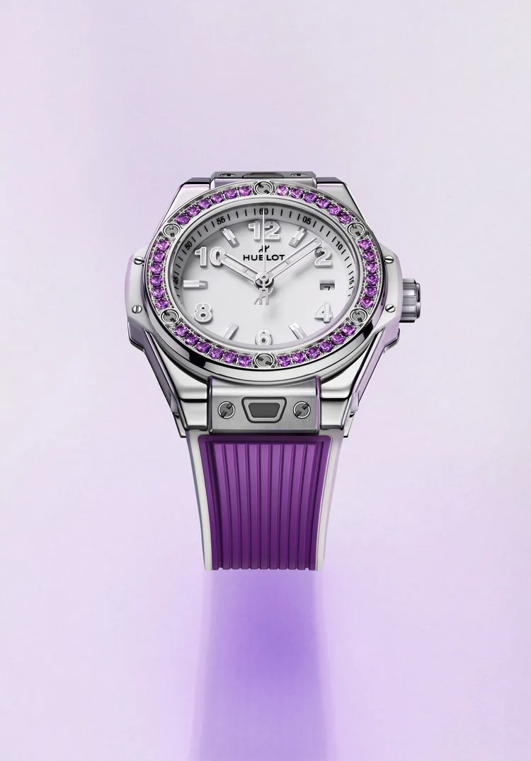 Hublot Big Bang One Click悅彩特調系列紫羅蘭腕錶，33mm，緞面拋光精鋼錶殼，亮白面盤，紫色橡膠錶帶搭配白色內襯（另附全紫橡膠錶帶），MHUB1120自動上鍊機芯，動力儲存約40小時，防水深度100米，46萬元。品牌提供