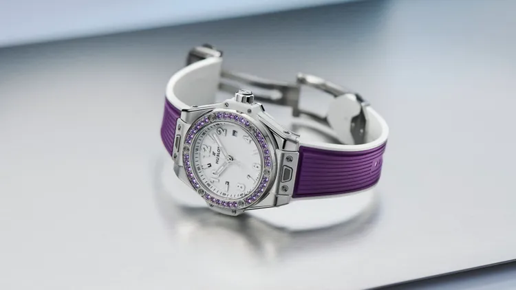 Hublot Big Bang One Click悅彩特調系列紫羅蘭腕錶，33mm，緞面拋光精鋼錶殼，亮白面盤，紫色橡膠錶帶搭配白色內襯（另附全紫橡膠錶帶），MHUB1120自動上鍊機芯，動力儲存約40小時，防水深度100米，46萬元。品牌提供