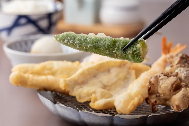 貼合食材本體的「棒炸」風格麵衣，入口酥爽輕薄，完美襯托海鮮與蔬菜的天然鮮甜。金子半之助-天婦羅提供
