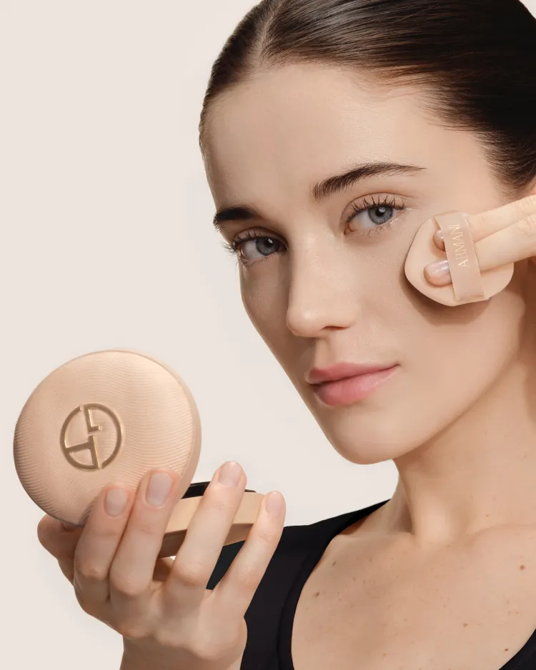Armani Beauty高訂持久輕霧光氣墊粉餅，2850元。品牌提供