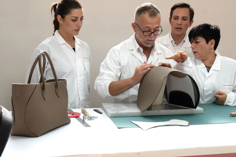 BONAVENTURA包包採用歐洲百年名門製革所的頂級Shrink Leather，並由義大利工匠手工打造。品牌提供