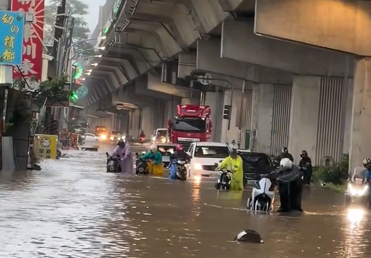 高雄淹慘了!一整排騎士冒雨「水中推車」奇景曝光