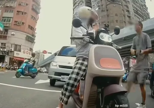 三重街頭驚魂！賓士副駕89亮開山刀威逼　女騎士嚇到「合十拜託」