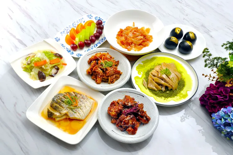 王朝中餐廳推出四人精緻合菜，每套2,280元，精選古坑咖啡排骨、白玉鱸魚磚、蜜汁東北透抽及黑金流沙包等人氣料理，適合小家庭歡聚共享。台北凱撒大飯店提供