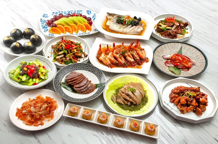 王朝中餐廳推出六人精緻合菜，每套4,280元，匯集金銀蒜蒸大蝦、欖菜鱸魚菲力、香蔥嫩薑牛肉、羊肚菌炒蘆筍及魚子鮮燒賣等豐富菜色，滿足多人家庭聚餐需求。台北凱撒大飯店提供
