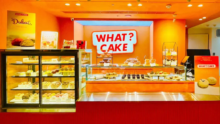 台北凱撒大飯店B1「凱撒美食精品館」全新甜點品牌「What？Cake」新開幕，每日供應新鮮蛋糕與甜點，包含杜拜巧克力甜點、可麗露、馬卡龍及多款精緻蛋糕。台北凱撒大飯店提供