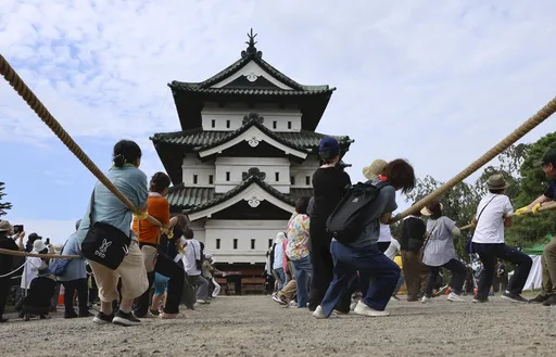 1800人一起「拉城堡」！日本360噸弘前城天守靠人力移動2公尺