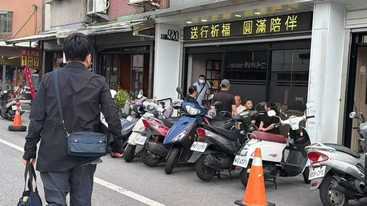 陳凱倫昨赴陳盈潔靈堂送別。翻攝陳凱倫臉書