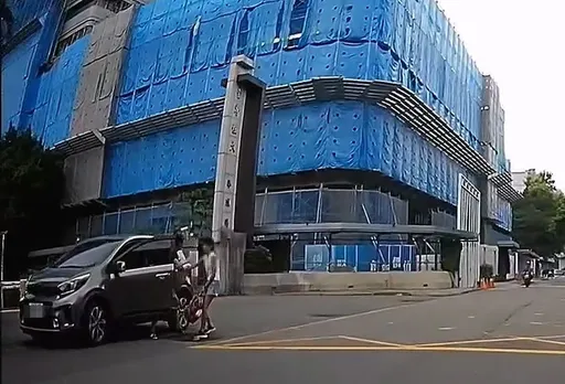 台中母女當街拉扯遭通報家暴　母坦承考私中壓力大「出手管教」