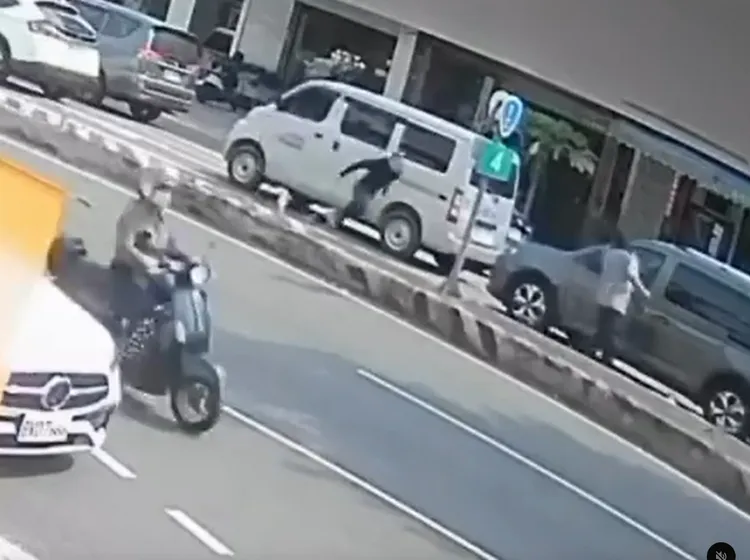 葉男趁李男回頭時下車，將李男撲倒並毆打，李男遭重擊後倒地不起。翻攝Threads