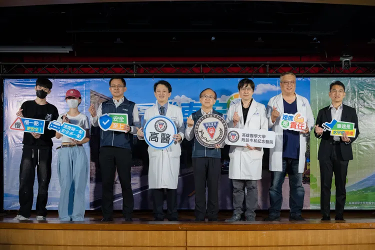 貴賓大合照(左起兩位倖福者、交通部吳東凌司長、高醫王照元院長、交通部陳彥伯次長、高醫陳昭文主任、高醫葉永松主任、交通部韓振華司長)。照片來源／交通部