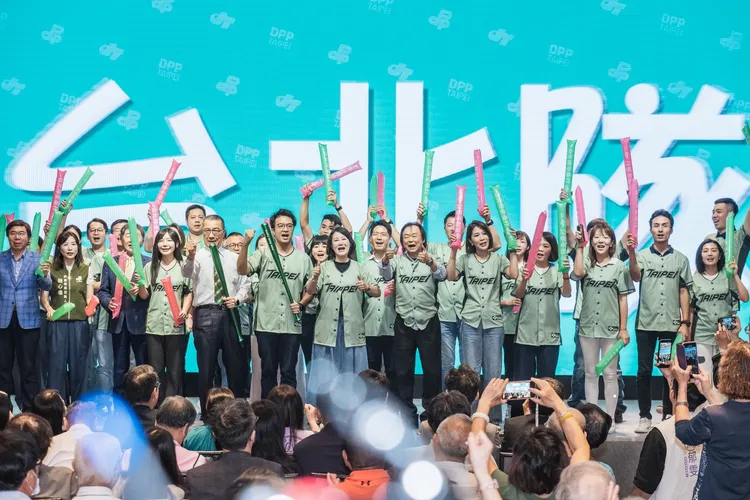 民進黨台北市黨部主委吳沛憶今宣誓就職，包括民進黨秘書長徐國勇、沈伯洋及王世堅均出席。沈伯洋辦公室提供