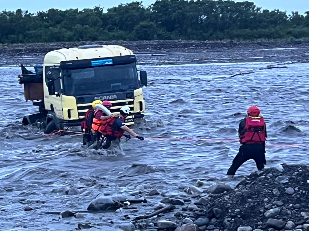 蘭陽溪暴漲困住聯結車!司機險被泥流沖走 驚險救援畫面曝