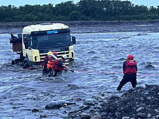 蘭陽溪暴漲困住聯結車！司機險被泥流沖走　驚險救援畫面曝